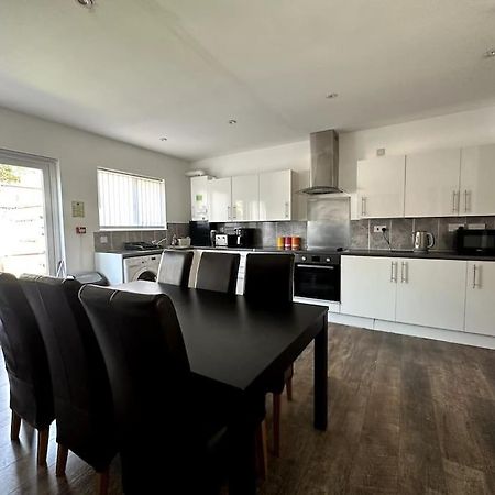 Spacious Holiday Home Near Tube Station - By Starlet Stays Londra Esterno foto
