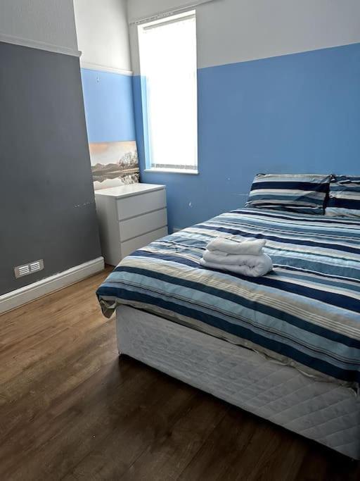 Spacious Holiday Home Near Tube Station - By Starlet Stays Londra Esterno foto