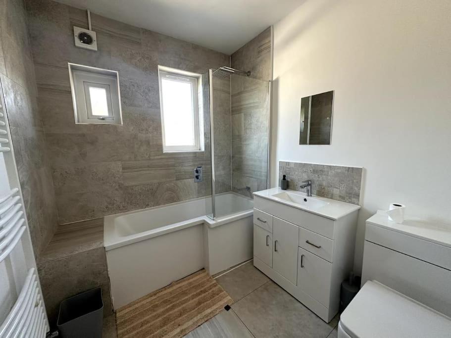 Spacious Holiday Home Near Tube Station - By Starlet Stays Londra Esterno foto