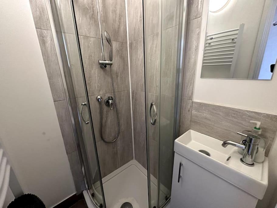Spacious Holiday Home Near Tube Station - By Starlet Stays Londra Esterno foto