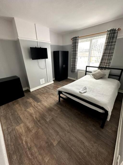 Spacious Holiday Home Near Tube Station - By Starlet Stays Londra Esterno foto