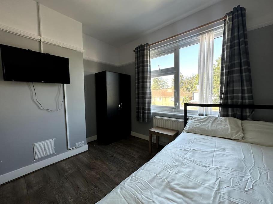 Spacious Holiday Home Near Tube Station - By Starlet Stays Londra Esterno foto