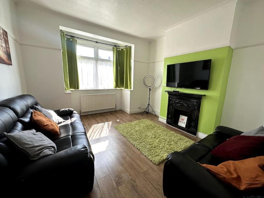 Spacious Holiday Home Near Tube Station - By Starlet Stays Londra Esterno foto