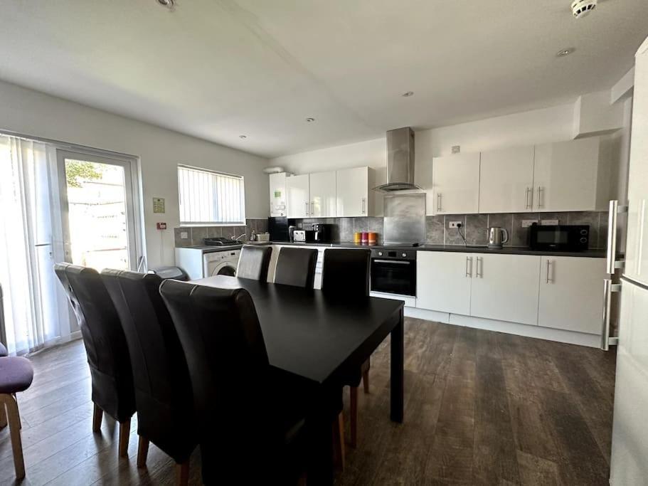 Spacious Holiday Home Near Tube Station - By Starlet Stays Londra Esterno foto