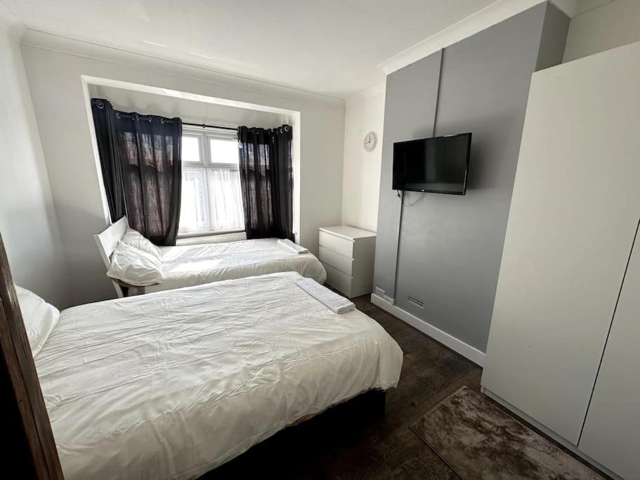 Spacious Holiday Home Near Tube Station - By Starlet Stays Londra Esterno foto
