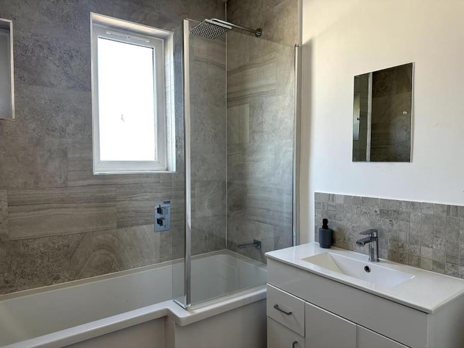 Spacious Holiday Home Near Tube Station - By Starlet Stays Londra Esterno foto