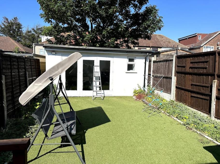 Spacious Holiday Home Near Tube Station - By Starlet Stays Londra Esterno foto